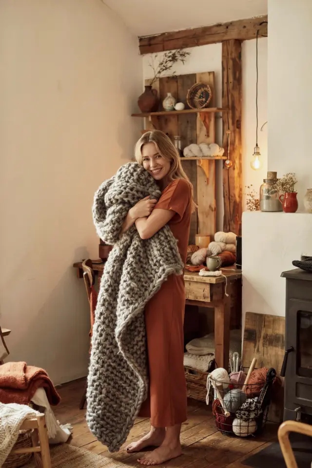 DIY Heavy Knit Throw Without Needles | Quick Arm Knitting Blanket | Cozy Home Decor