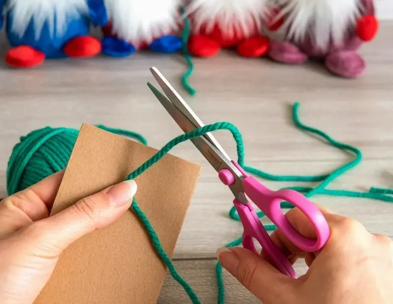Yarn gnome Christmas craft tutorial - DIY festive gnomes with colorful hats and fluffy beards 🎄